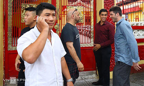 Pierre Francois Flores (áo đen) đến đình Nam Chơn đòi gặp chưởng môn Nam Huỳnh Đạo trưa 19/7. Ảnh: Kỳ Lân.