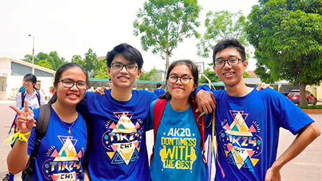 Lê Minh Tuấn (ngoài cùng bên phải). Ảnh: NVCC