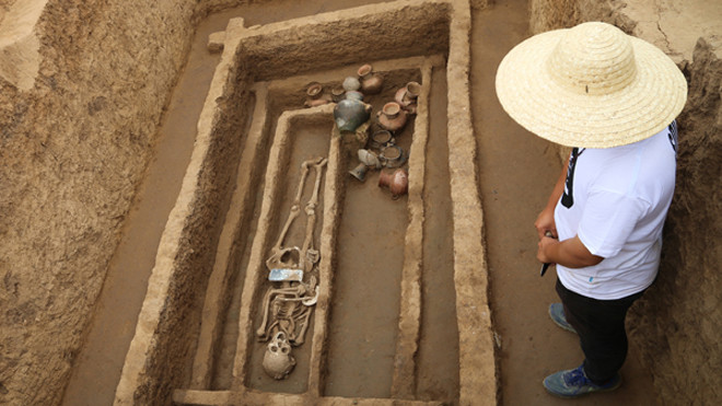 Nhà khảo cổ tại một ngôi mộ người cổ đại được khai quật tại Sơn Đông.