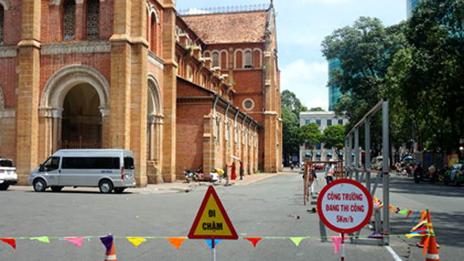 Xung quanh nhà thờ Đức Bà đang được rào chắn. Ảnh: Hữu Công.