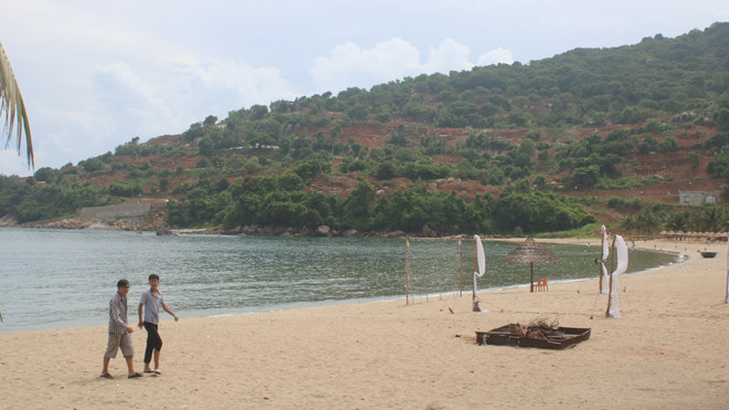 Khu vực 40 nền móng biệt thự thuộc dự án Khu nghỉ dưỡng biển Tiên Sa nhìn từ bãi tắm Tiên Sa. 