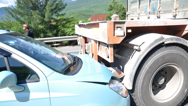 Hiện trường tai nạn giao thông liên hoàn, do nhiều xe ô tô va chạm nhau khi thắng gấp. Ảnh: Văn Nhân