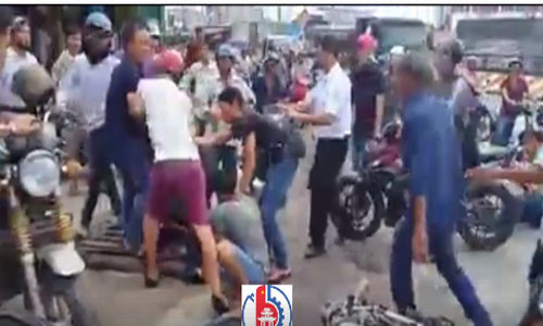 Nam thanh niên bị người dân vây lại. 