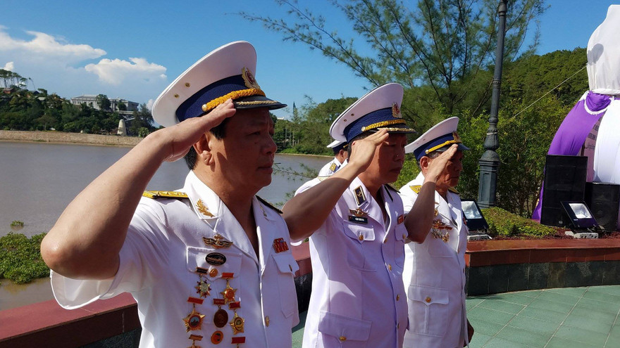 Cựu binh Đoàn tàu không số thả hoa tri ân đồng đội hi sinh