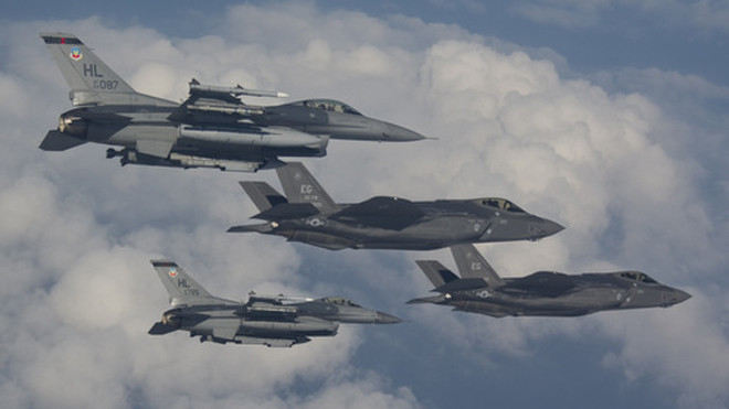 F-35 từng để thua áp đảo trước tiêm kích F-16 ra đời từ thập niên 1970. Ảnh: KPCW.