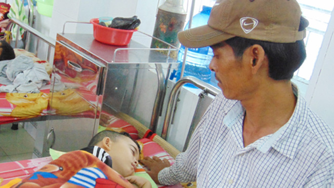 Bé Duy đang điều trị tại bệnh viện. Ảnh: Thanh Lam.