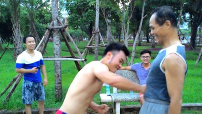 "Dị nhân" dường như rất mong có người đấm khỏe để hạ gục... cơ bụng của ông, nhưng chưa tìm được ai