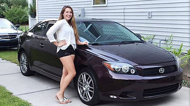 Dinsmore và chiếc Scion đời 2009 bản số sàn.