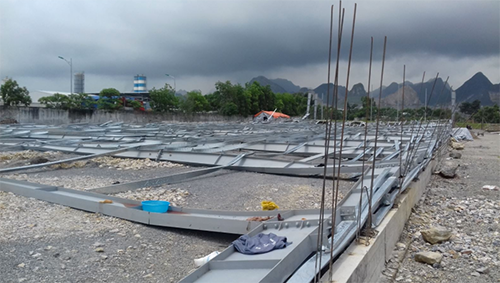 Hàng nghìn m2 nhà xưởng của Công ty cổ phần Hafprodex đổ xuống đất, đè trúng 4 công nhân. Ảnh: Tân Lập.