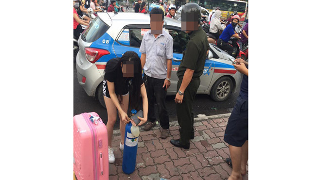 Cô gái bị người taxi mời xuống xe, lực lượng an ninh ra nhắc nhở.