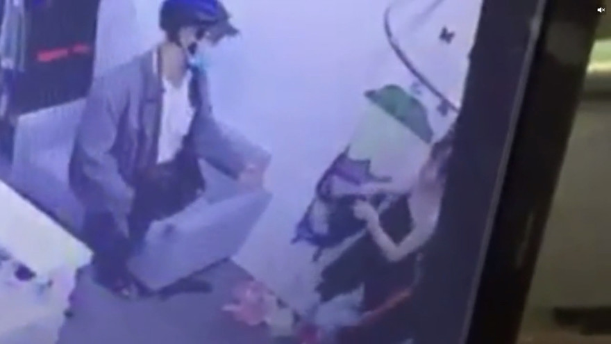 Tên cướp bịt mặt xông vào shop thời trang ở Sài Gòn