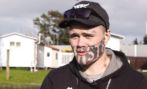 Cropp với hình xăm chữ "Devast 8" (hủy diệt 8) trên mặt. Ảnh: Independent.