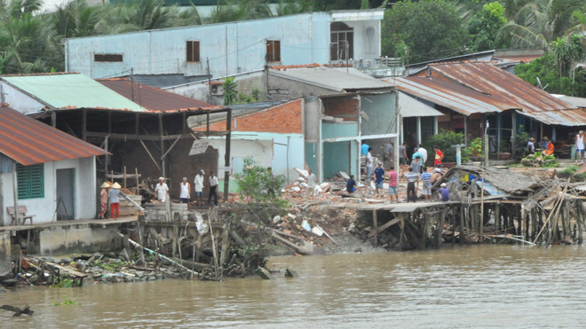Sạt lở làm đổ sụp trại mộc của ông Sáu Thum xuống sông lúc 3 giờ 30 phút ngày 13/7.