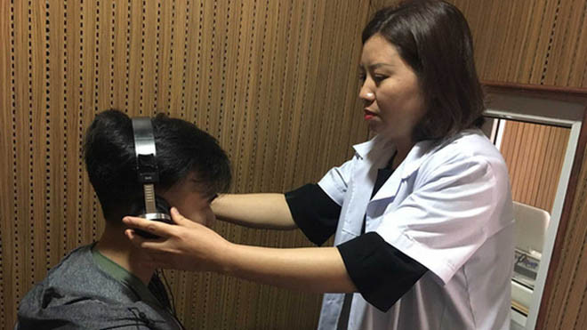 Kiểm tra thính lực cho người lao động tại Viện Sức khỏe nghề nghiệp và môi trường