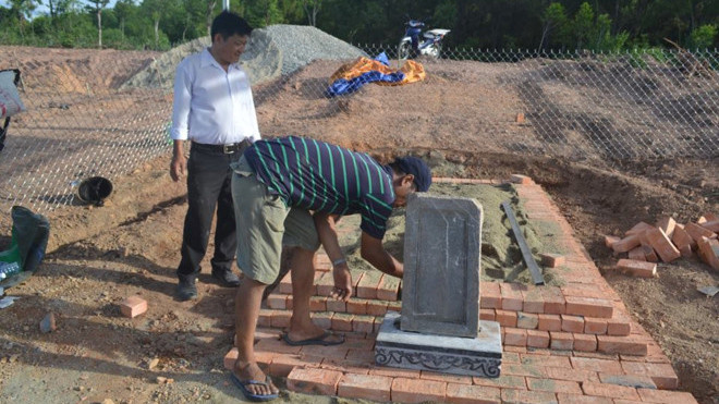 Lăng mộ bà Tài nhân họ Lê được xếp gạch, dựng lại bia tạm thời. Ảnh: Tôn Thất Tùng.