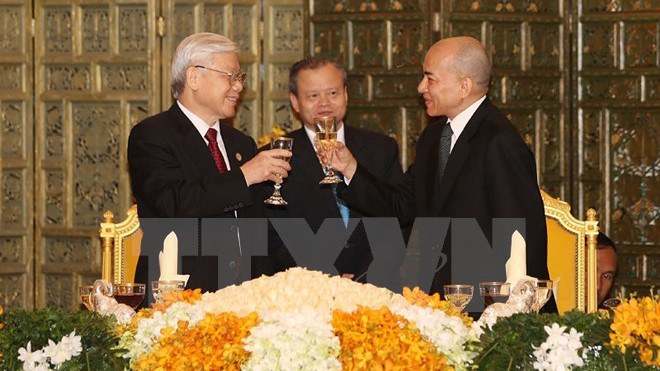 Quốc vương Campuchia Norodom Sihamoni nâng cốc chúc mừng Tổng Bí thư Nguyễn Phú Trọng. (Ảnh: Trí Dũng/TTXVN)