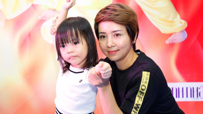 Thúy Hiền hướng dẫn các em nhỏ tập võ. Ảnh: Kelbi.