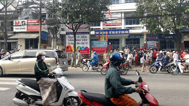 Thi thể người đàn ông được phát hiện trước trung tâm văn hóa. Ảnh: Thái Hà.