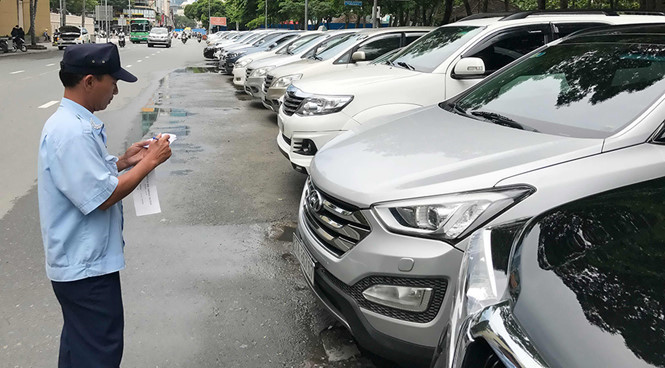 TPHCM vẫn thu phí dừng đỗ ô tô theo cách truyền thống