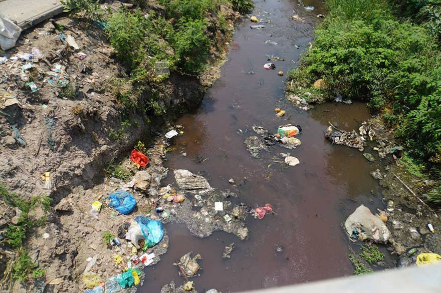 Kênh thoát nước sân bay Tân Sơn Nhất bị lấp... làm lối đi