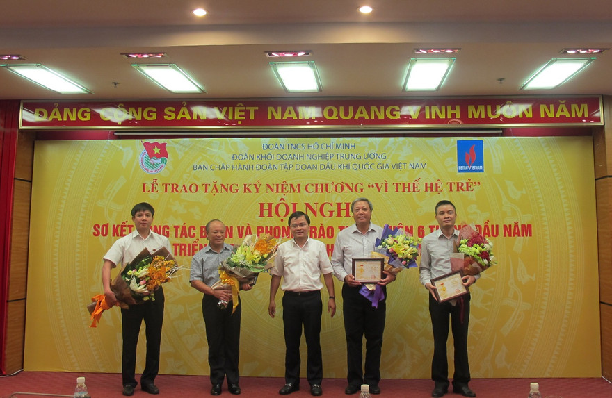 Chánh văn phòng T.Ư Đoàn Nguyễn Anh Tuấn trao kỷ niệm chương Vì thế hệ trẻ cho lãnh đạo Tập đoàn Dầu khí. Ảnh: Lan Hương.