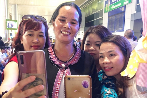 Bà H'Ngơn Niê được khán giả yêu mến không kém con gái. Bà không nói được tiếng Kinh nên phải nhờ người trong buôn làng phiên dịch giúp. 