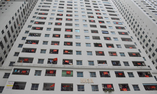 Chung cư Linh Đàm rợp bóng cờ hoa cổ vũ đội tuyển Việt Nam giành chiến thắng.