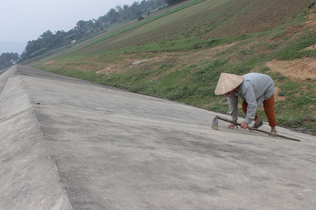 Muốn đi làm đồng người dân phải đi leo, bò