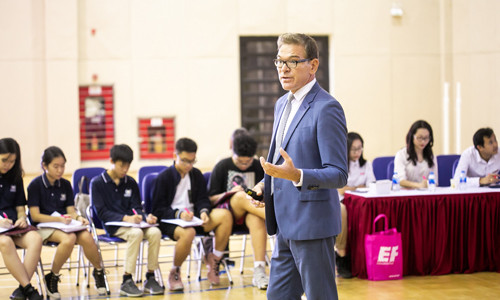 Thầy John Dohrmann từng giảng dạy tại trường Trung học Nội trú EF Academy ở New York (Mỹ), phát triển nhiều chương trình độc đáo, bao gồm điều tra và nghiên cứu về doanh nghiệp thực tế của Mỹ