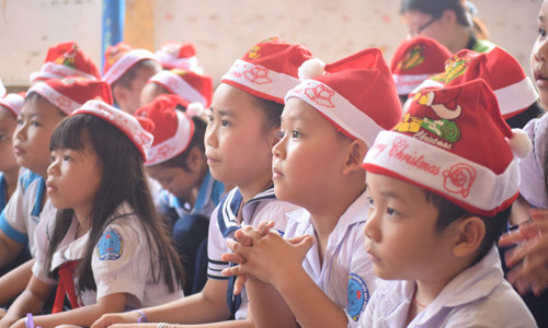 Đông trao yêu thương-Chương trình từ thiện của SV Ngoại thương TP.HCM