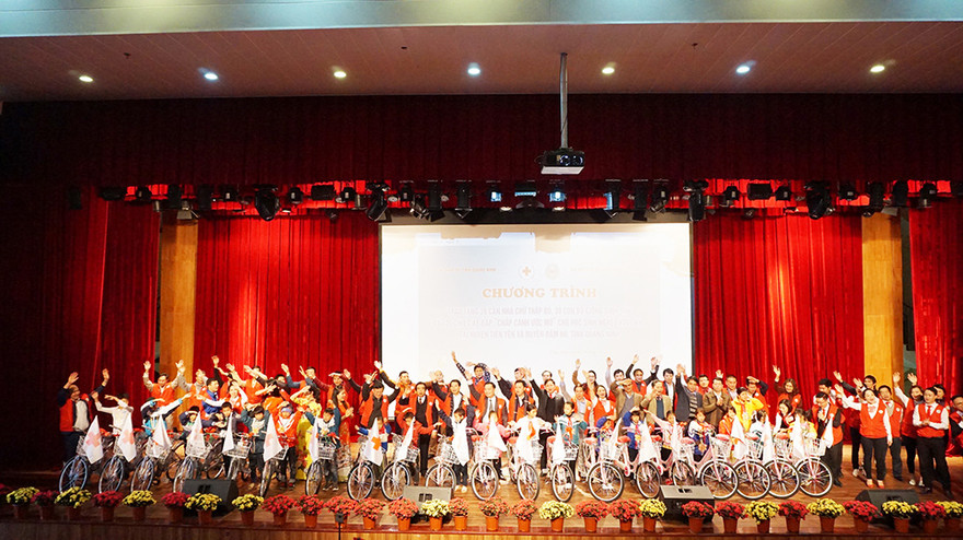 Chi hội Chữ thập đỏ Tình người Hà Nội tặng quà dân nghèo Quảng Ninh