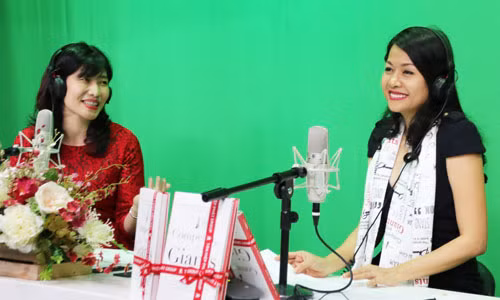 Doanh nhân Trần Uyên Phương trong buổi giao lưu với đài VOV về chủ đề Vai trò người lãnh đạo trong doanh nghiệp gia đình