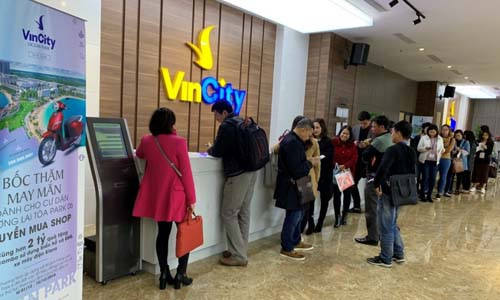 9h sáng tại Trung tâm giao dịch Bất động sản Times City, rất nhiều người đã có mặt bất chấp thời tiết lạnh giá để chờ đợi đặt mua căn hộ VinCity Ocean Park