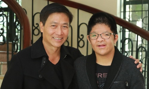 Diễn viên Quốc Tuấn và con trai. Bôm tên thật là Nguyễn Anh Tuấn. Cậu mắc hội chứng xương cứng sớm cục bộ (Apert), phải trải qua nhiều cuộc phẫu thuật từ nhỏ. 