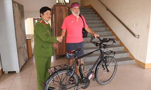 Ông Pies Armando nhận lại tài sản bị mất. Ảnh: Công an Quảng Trị