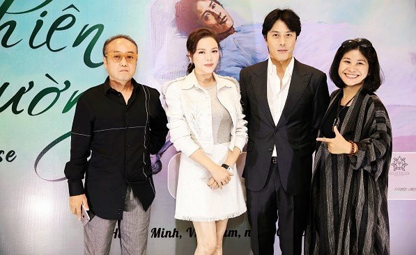 Bà Hạnh Nhân (bìa phải) tại thời điểm tổ chức họp báo ra mắt bộ phim cách đây không lâu. 