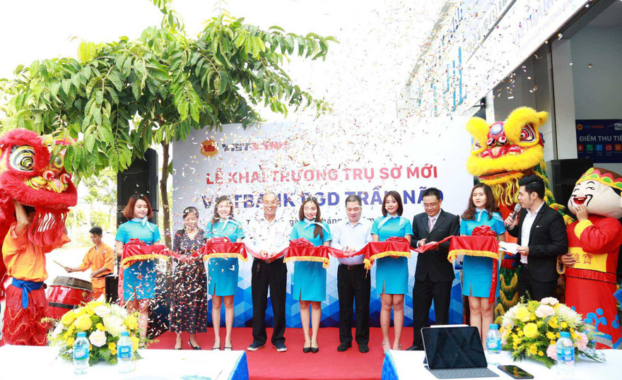 Nghi thức cắt băng khai trương Vietbank Trần Não