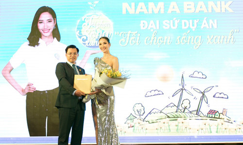 Ông Trần Ngọc Tâm – Tổng Giám đốc Nam A Bank công bố Á hậu Hoàng Thùy trở thành Đại sứ Vì Môi Trường cho dự án “Tôi chọn sống xanh”.