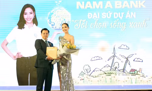 Ông Trần Ngọc Tâm – Tổng Giám đốc Nam A Bank công bố Á hậu Hoàng Thùy trở thành Đại sứ Vì Môi Trường cho dự án “Tôi chọn sống xanh”.