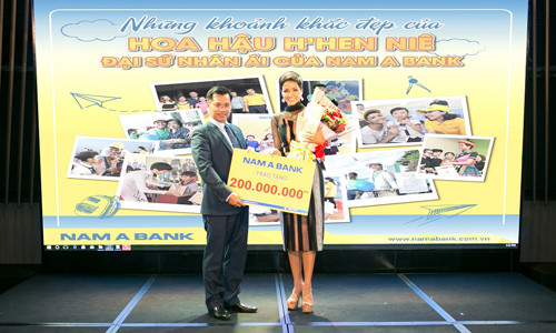 Ông Trần Ngọc Tâm - Tổng Giám đốc Nam A Bank trao tặng tiền thưởng cho Top 5 Miss Universe 2018 H’Hen Niê