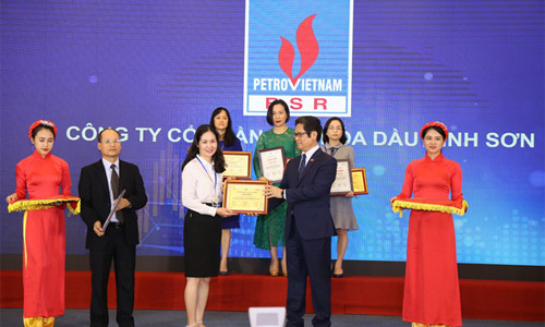 Đại diện BSR nhận Chứng nhận: “Doanh nghiệp có Năng lực Quản trị tài chính tốt nhất ngành Dịch vụ Dầu khí”