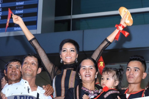 Người đẹp được khán giả tặng bánh mỳ khi về đến TP HCM chiều 18/12.