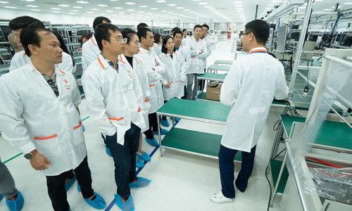 Các nhà phân phối nghe đại diện Vsmart giới thiệu về hoạt động tại nhà máy