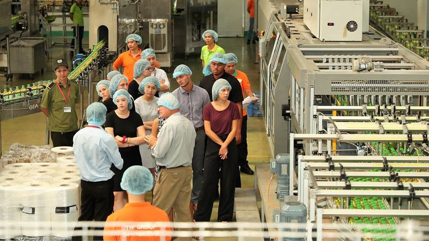 Đoàn viên quốc tế của chương trình Học kỳ trên biển – Semester at Sea tham quan nhà máy Tân Hiệp Phát ngày 15/11 vừa qua