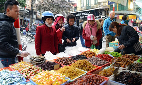Thực phẩm nhiều màu sắc, không nhãn mác, không nguồn gốc xuất xứ, không đóng gói bán nhan nhản ngoài thị trường