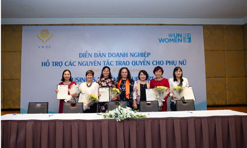 Nữ công nhân đảm nhận công việc lái xe nâng dỡ hàng hóa tại nhà máy Nestlé Bông Sen, tỉnh Hưng Yên