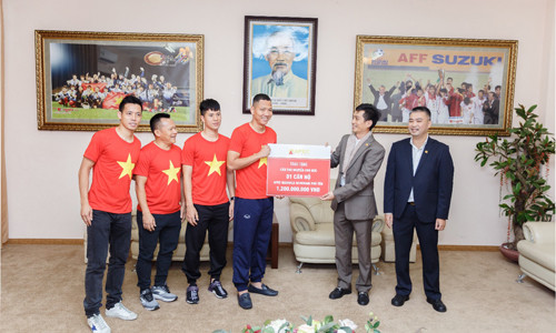 Lãnh đạo tập đoàn Apec trao tặng phần thưởng trị giá 1,2 tỷ đồng cho Anh Đức