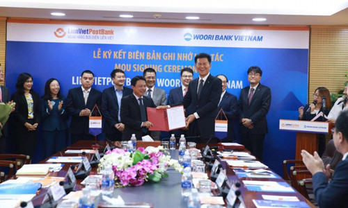 Lễ Ký kết diễn ra tại Văn phòng Hội sở Hà Nội của LienVietPostBank vào ngày 29/11/2017. Ông Phạm Doãn Sơn, Phó Chủ tịch HĐQT kiêm Tổng Giám đốc LienVietPostBank (bên trái), đại diện cho Ngân hàng Bưu điện Liên Việt ký Biên bản Ghi nhớ.