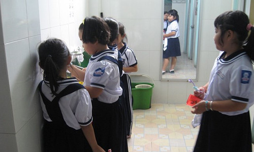 Làm sạch nhà vệ sinh trường học cần 68 triệu đồng/năm