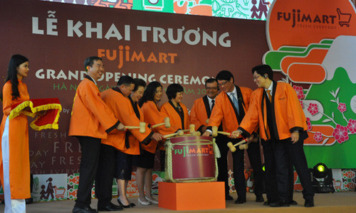 Các đại biểu thực hiện nghi thức đập thùng rượu Sake tại lễ khai trương siêu thị 